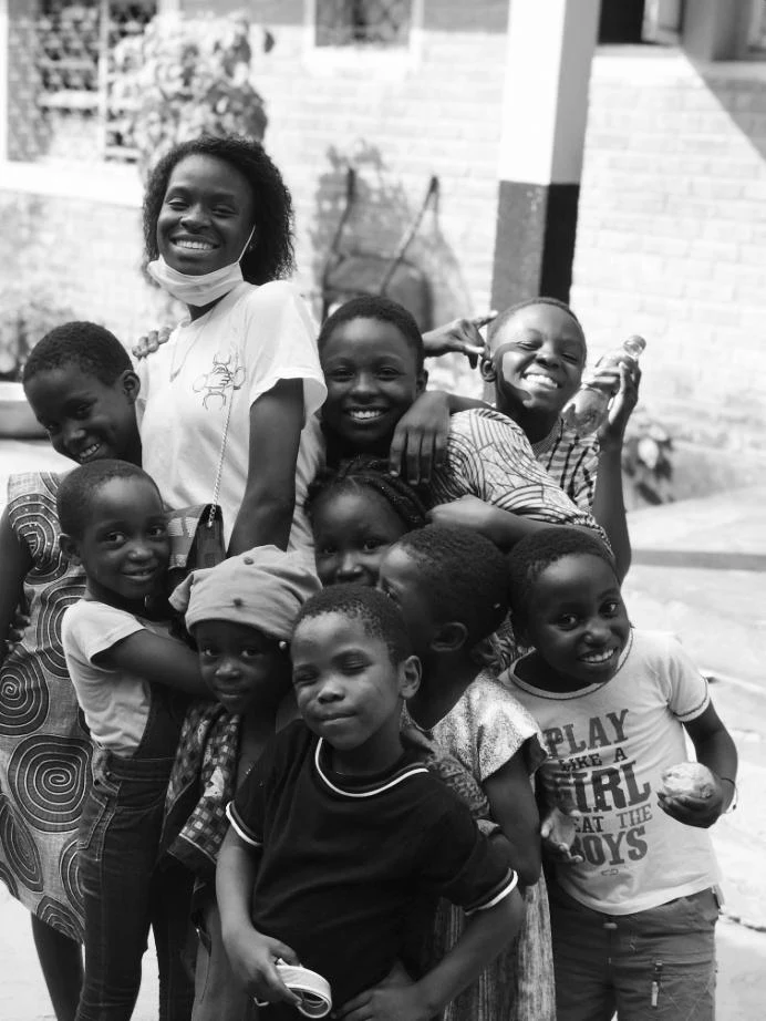 Distribution de dons aux enfants